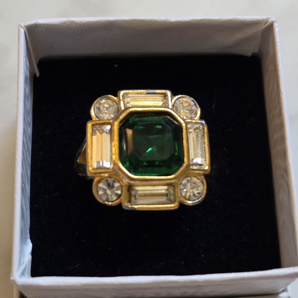 Elegant Gold and Green Gemstone Ring